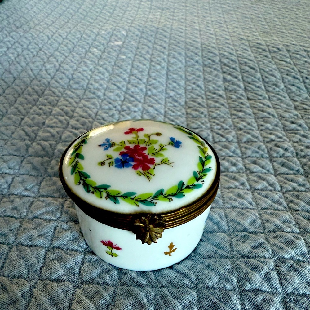 Lovely Limoges Hinged Box. Vieux Paris Pattern.